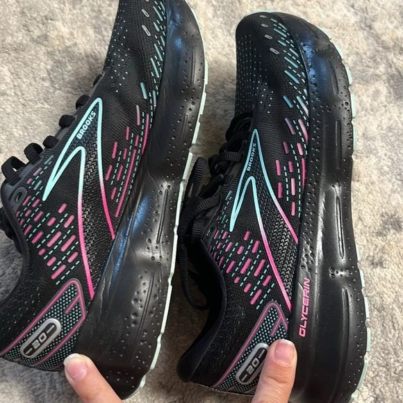 brooks sneakers - Picture 3 of 10